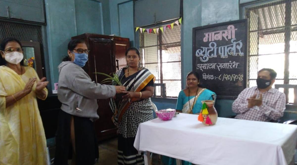 Yerawada-Mental-Hospital-offers-beautician-training-course-for-recovered-women.jpg Yerawada mental hospital offers beautician training course for recovered women patients