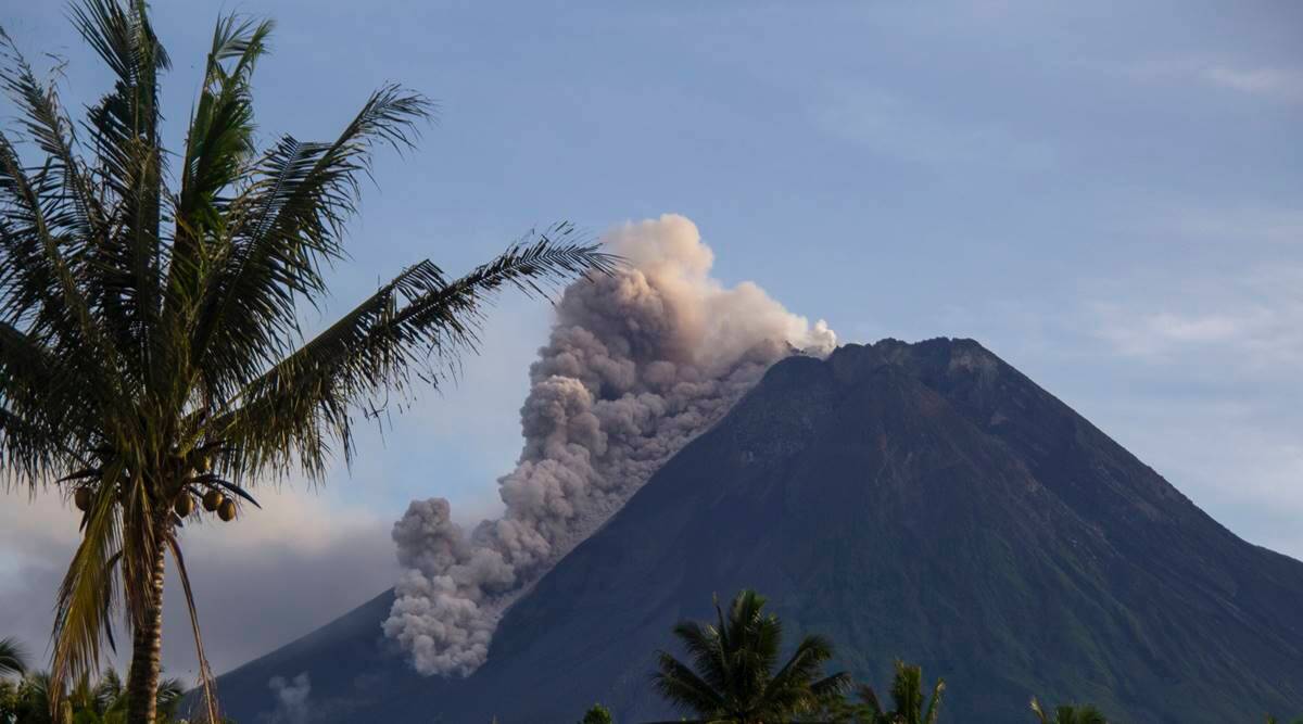 Indonesias-Merapi-volcano-spews-ash-debris-in-new-eruption.jpg Merapi volcano of Indonesia blows ashes