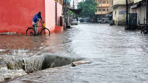 the-woman-got-stuck-in-a-manhole-for-2-5-hours-in-new-town-kolkata woman got stuck in a manhole for 2.5 hours in New Town