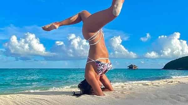 Nicole-scherzinger-shows-with-bikini-headstand Nicole scherzinger shows with bikini headstand