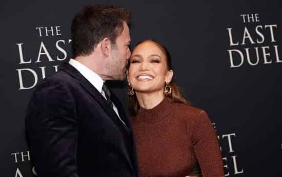 ben-affleck-kissed-jennifer-lopez-on-the-red-carpet-of-manhattan Ben Affleck kissed Jennifer Lopez