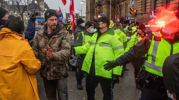 police-are-closing-the-door-to-protesters-who-are-blocking-the-capital-of-canada Police are closing the door to protesters who are blocking the capital of Canada