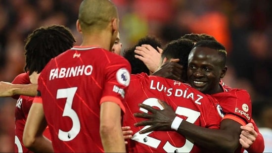 liverpool-defeats-manchester-united-to-move-to-the-top-of-the-premier-league-table- Liverpool defeats Manchester United to move to the top of the Premier League table.