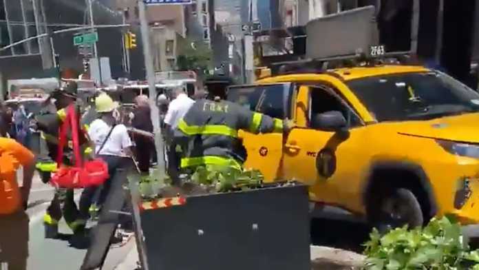 3 People injured after taxi jumps curb in New York City