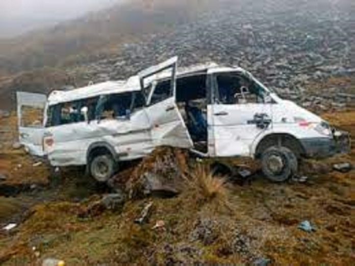 16 killed in Iran truck-minibus crash