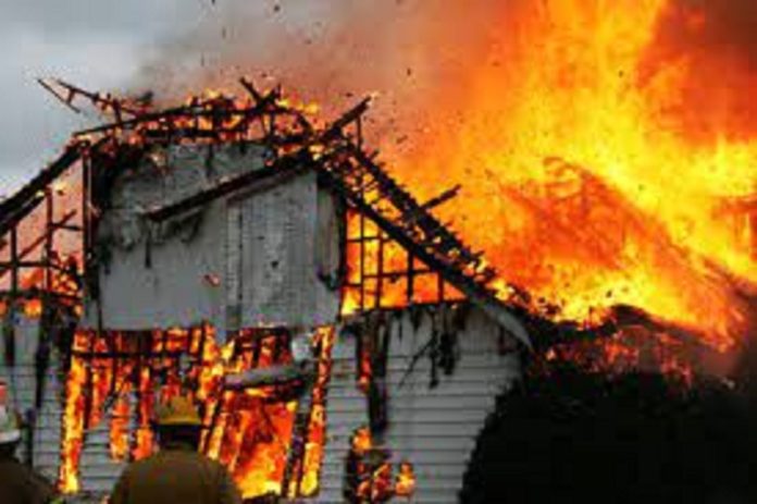 4-dead-as-man-sets-fire-to-build 4 dead as man sets fire to building and shoots fleeing Texans